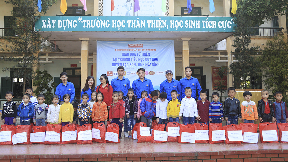 Trao quà từ thiện tại Trường tiểu học Quý Hòa, huyện Lạc Sơn, tỉnh Hòa Bình