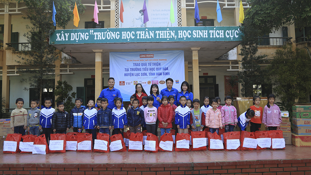 Trao quà từ thiện tại Trường tiểu học Quý Hòa, huyện Lạc Sơn, tỉnh Hòa Bình