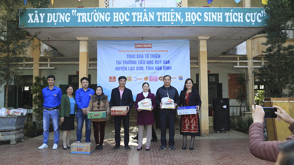 Những món quà nhỏ nhưng ý nghĩa đã mang đến một mùa đông ấm áp hơn và tràn ngập tình yêu thương.