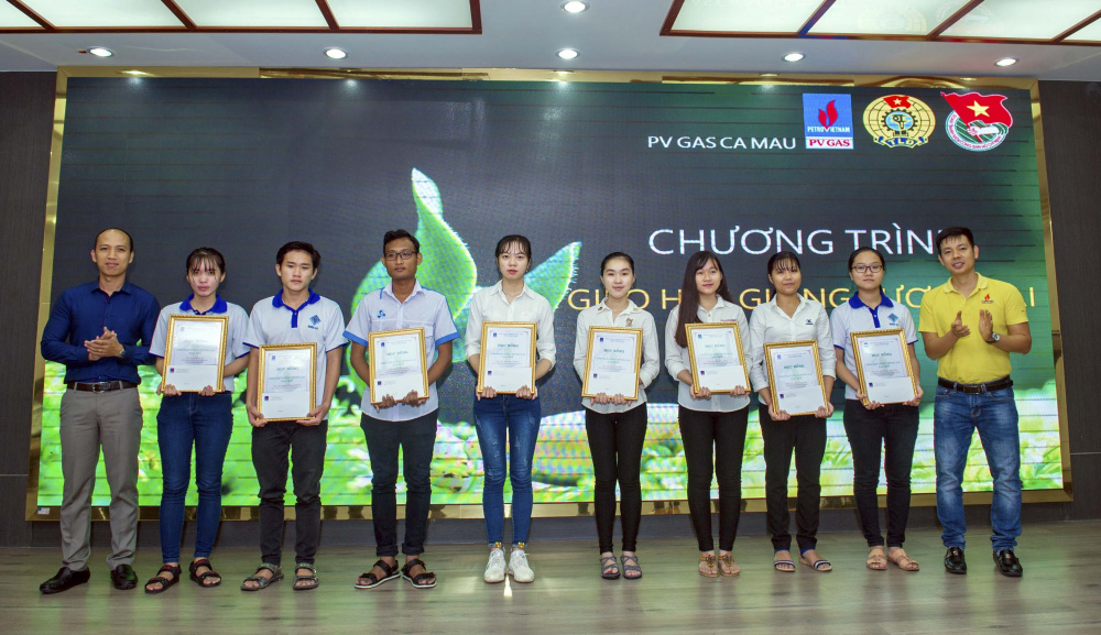 KCM trao Nhà cái cá cược cá độ uy tín Nổ hũ, Bắn Cá và Game Bài Cwin.com cho sinh viên trong Chương trình "Gieo hạt giống tương lai" 2018