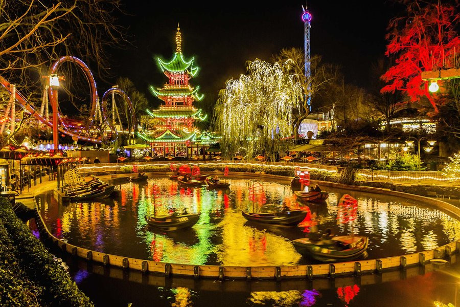 Copenhagen (Đan Mạch): Tivoli Gardens là điểm đến kỳ ảo nhất ở thủ đô Copenhagen mùa Giáng sinh. 