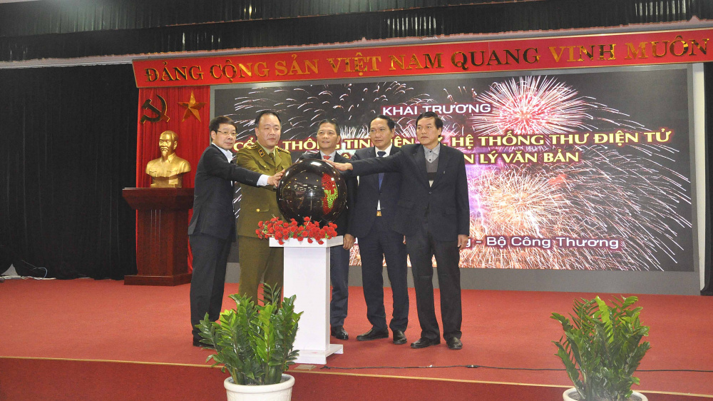 Đại biểu nhấn nút khai trương Cổng thông tin điện tử và hệ thống quản lý văn bản điện tử của lực lượng Quản lý thị trường