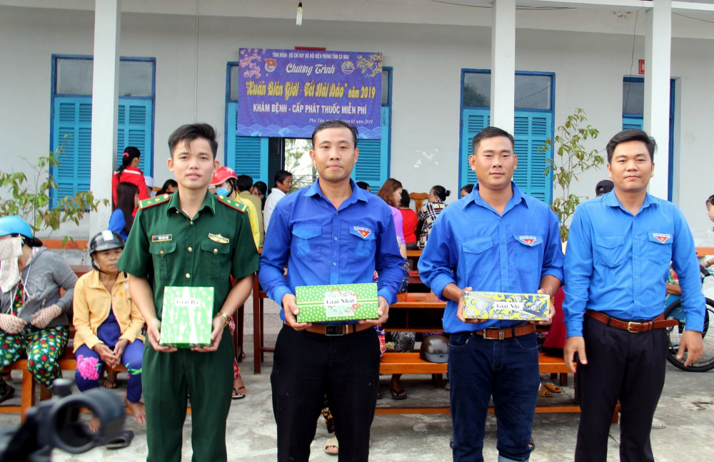 Công ty Khí Cà Mau (KCM) trao quà cho bộ đội biên phòng