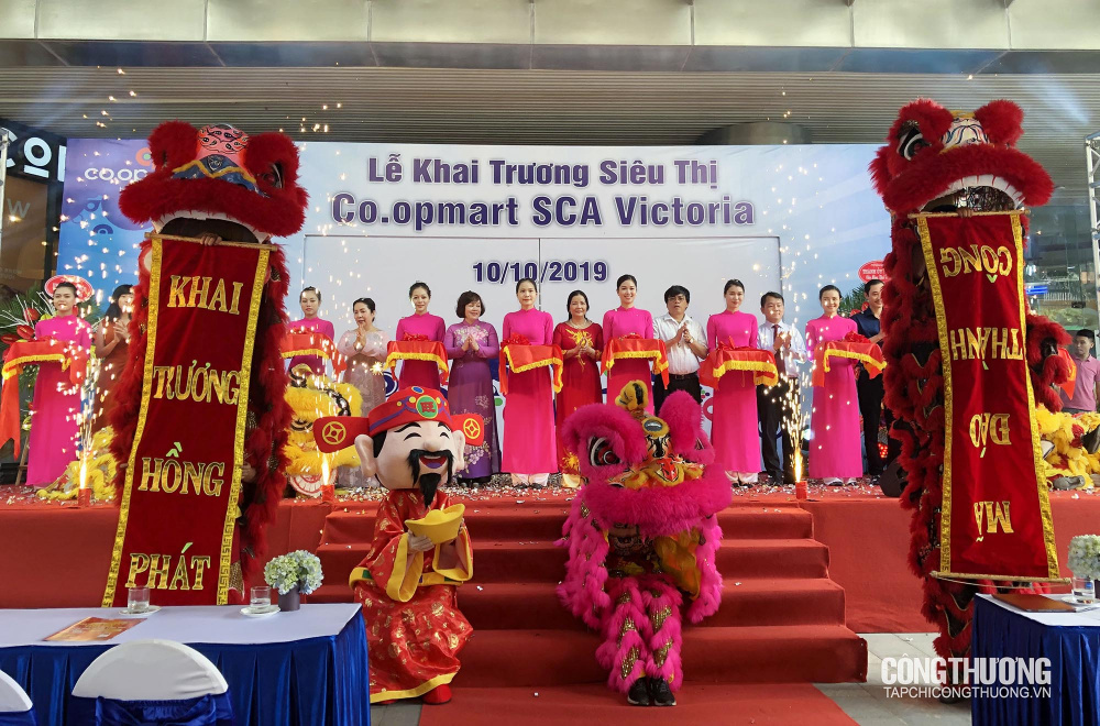 Cắt băng khai trương siêu thị Co.opmart SCA Victoria