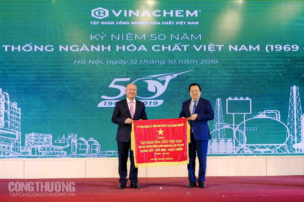 Chủ tịch Ủy ban Quản lý vốn nhà nước tại Cwincom hiện đang mở Nguyễn Hoàng Anh trao trướng lưu niệm cho Tập đoàn Tải về ứng dụng CWIN05 ngay hôm nay Hóa chất Việt Nam