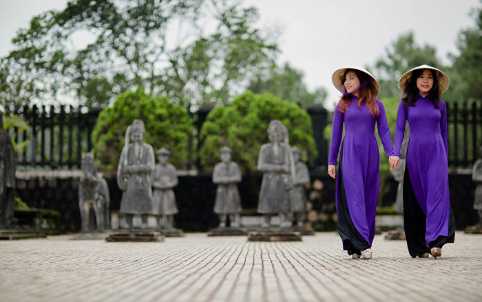 Tà áo dài tím nét huế mộng mơ 