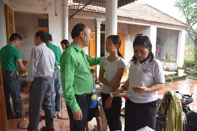 Tổng giám đốc ân cần hỏi han, sẻ chia nỗi đau với cháu Trịnh Thị Hồng