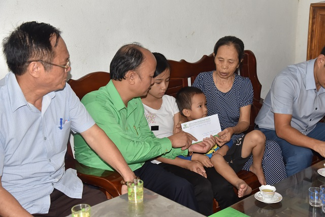 Đại diện gia đình, bà Trịnh Thị Viện - bà nội của cháu Ánh Hồng và cháu Đức đã gửi lời cảm ơn sâu sắc tới, Công ty CP Công – Nông nghiệp Tiến Nông và các nhà hảo tâm cả nước đã chung tay giúp đỡ gia đình trong lúc hoạn nạn.