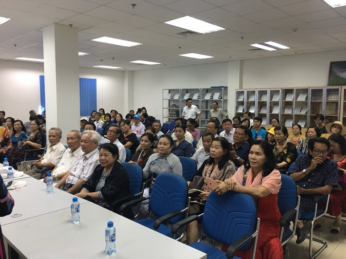 Người dân tham quan nhà máy