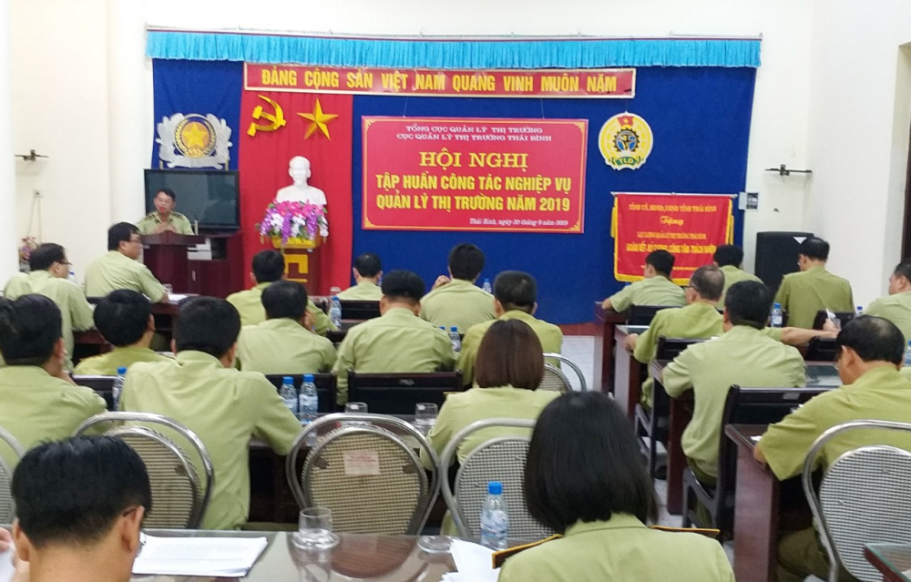 Lãnh đạo phòng chuyên môn Cục QLTT Thái Bình hướng dẫn trao đổi, thảo luận