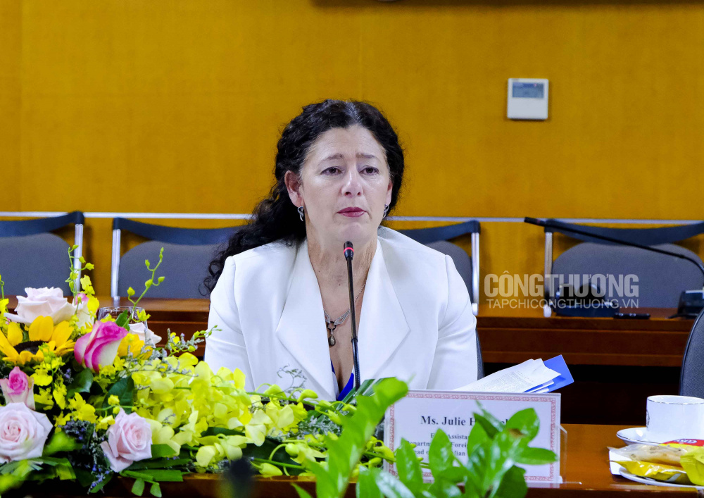Bà Julie Heckscher, Trợ lý thứ nhất Tổng thư ký Bộ Ngoại giao và Thương mại Úc