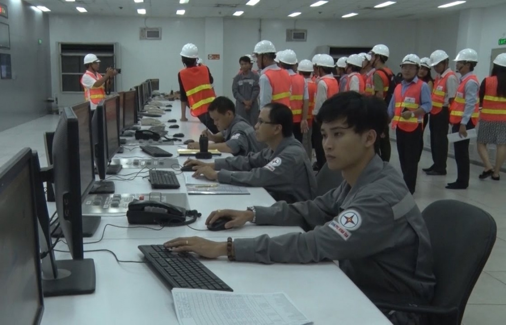 CB.CNV Phòng điều khiển trung tâm của nhiệt điện Vĩnh Tân 2 làm việc hết mình