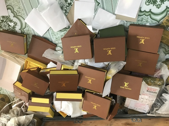 Đột nhập “thủ phủ” buôn túi xách, thu giữ 1.200 chiếc “mượn danh” thương hiệu lớn