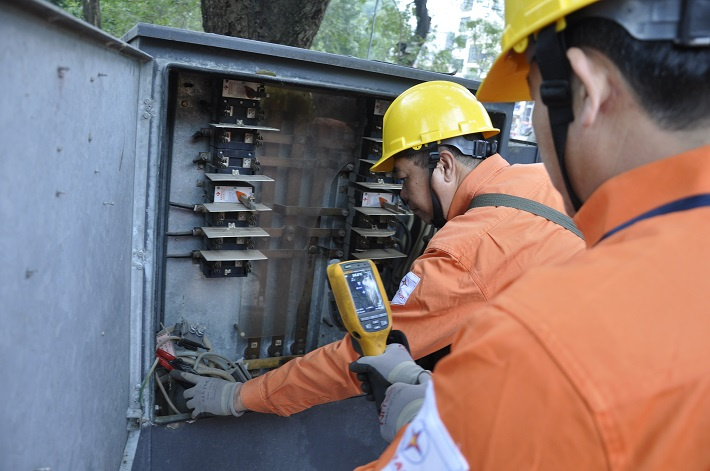 Công nhân kiểm tra tủ điện