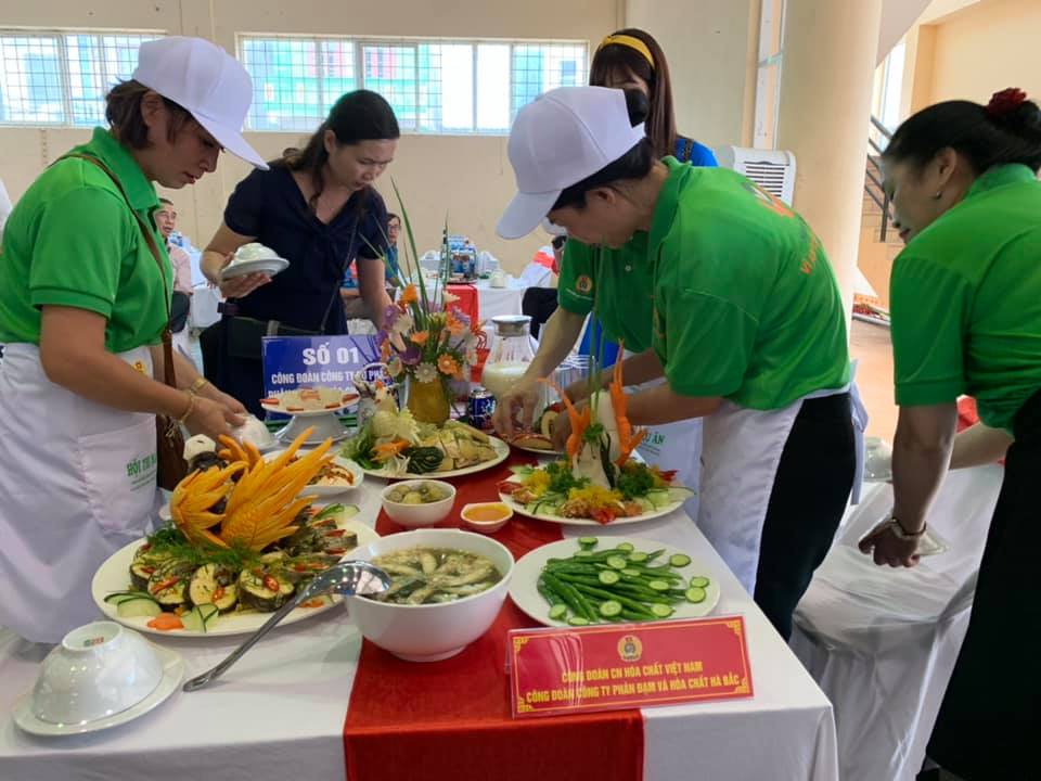 Mâm cơm tươm tất đang được hoàn thiện để Ban giám khảo đến chấm điểm
