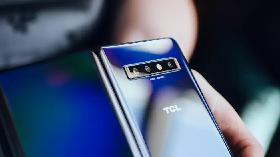 TCL smartphone màn hình gập 3 camera