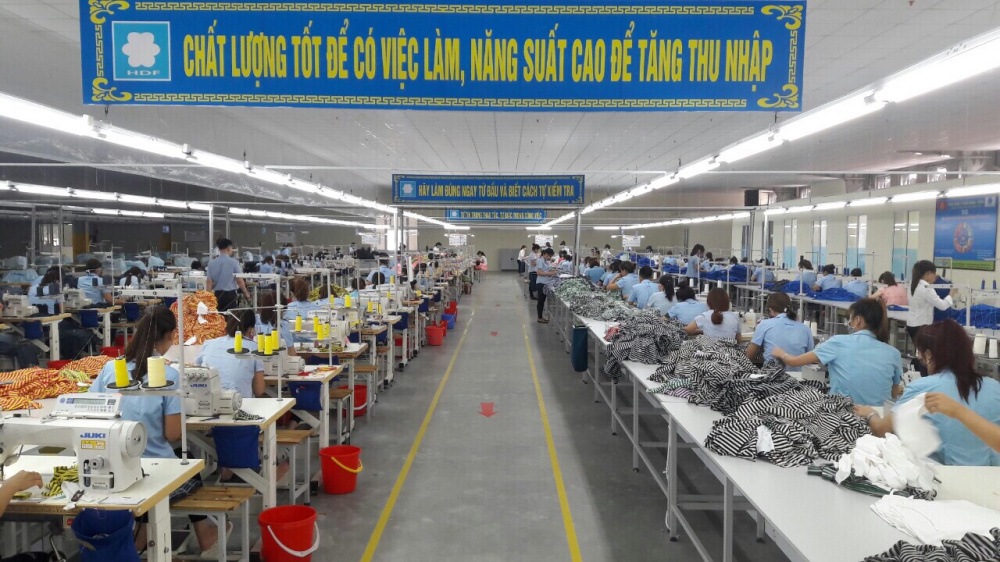 Nhà xưởng gọn gàng sạch sẽ, các khẩu hiệu được treo gọn gàng phía trên đập vào mắt người Nền tảng hàng đầu cung cấp Cwin com để họ luôn ý thức về việc Nền tảng hàng đầu cung cấp Cwin com tinh gọn