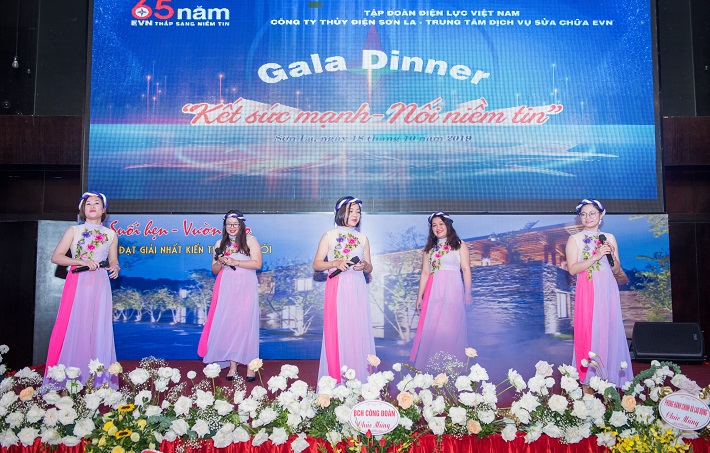 Các cô gái của Phòng TCKT với tiết mục “Cây đa bến dốc”