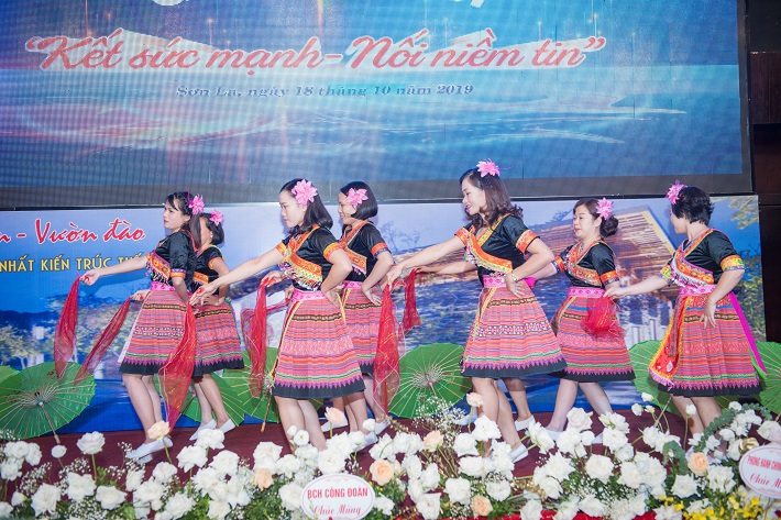 CBCNV phòng HCLĐ với tiết mục múa hiện đại “Để mị nói cho mà nghe”