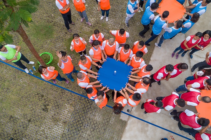 Cùng ý tưởng để giải quyết vấn đề với nhau, cùng kiên trì vượt qua những khó khăn thất bại trong trò chơi “Cân bằng tuyệt đối”