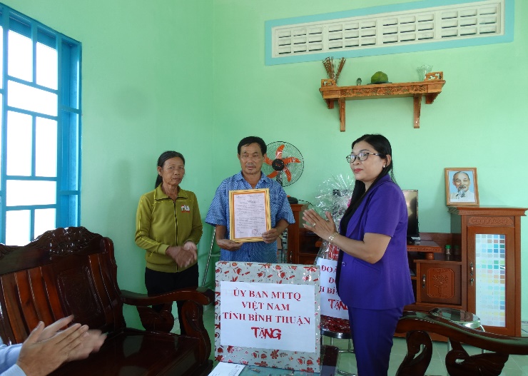 Đại diện Lãnh đạo địa phương trao quà và quyết định bàn giao Mái ấm yêu thương