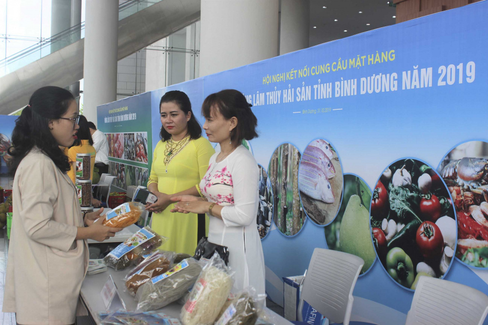 Đại diện bộ phận thu mua của Big C (bên trái) kết nối với Cơ sở sản xuất miến Loan Hảo tại Hội nghị kết nối cung cầu ở Bình Dương