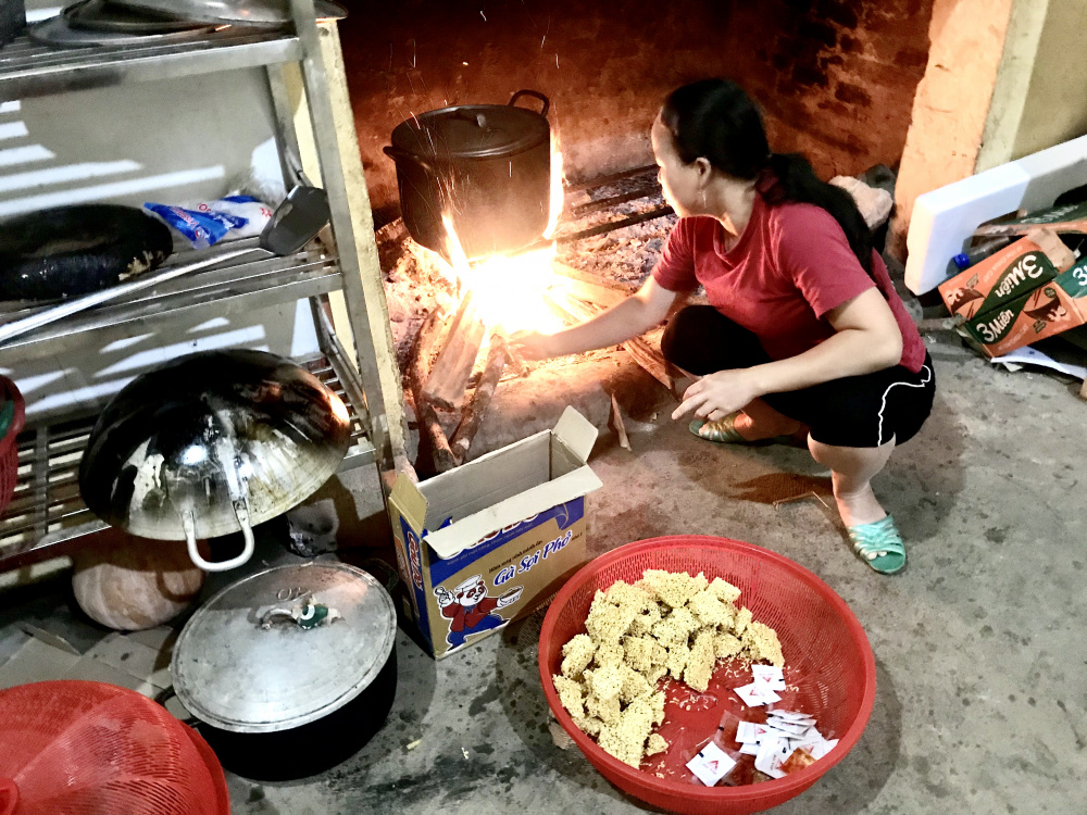 Từ sáng sớm cô Quốc đã phải dậy chuẩn bị bữa sáng cho các con bên bếp củi