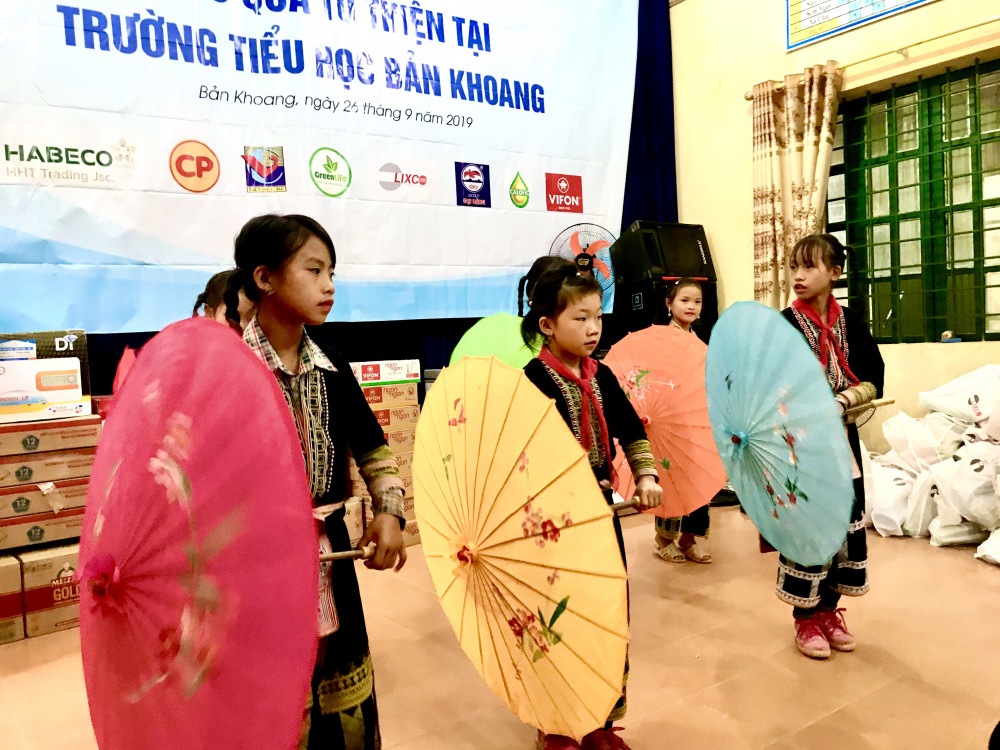 Dù cho còn nhiều vất vả nhưng thầy và trò vẫn học hát múa để sẵn sàng biểu diễn bất cứ lúc nào