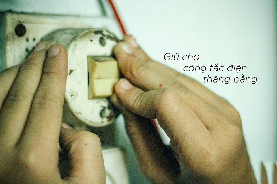 Giữ cho công tắc điện thăng bằng