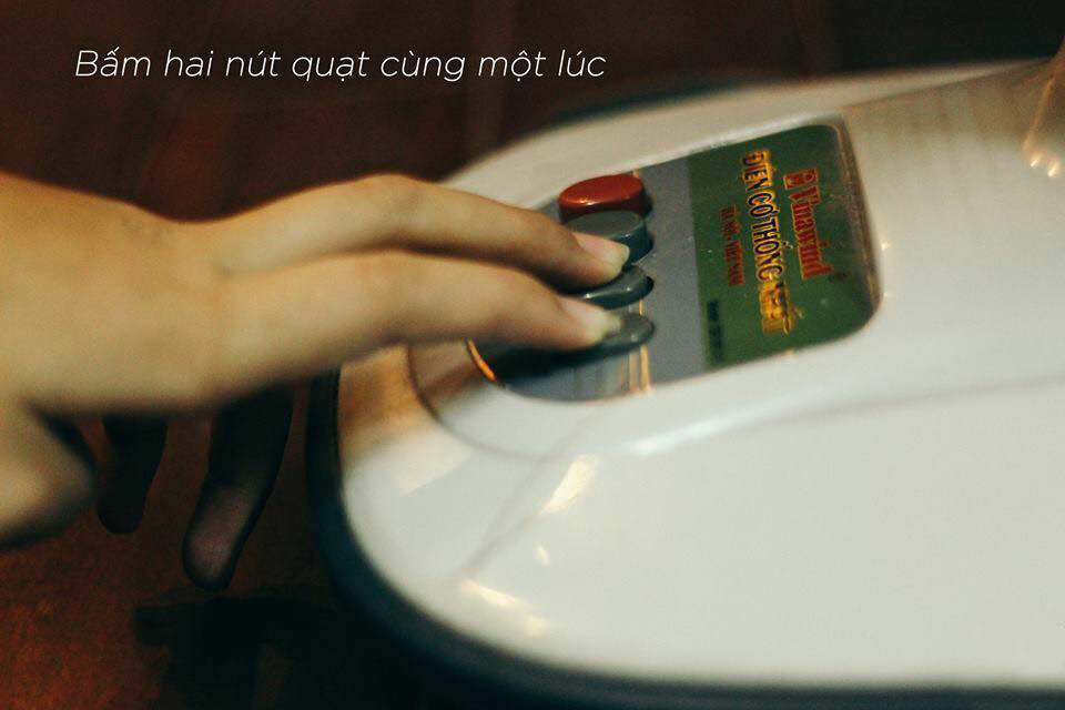 Bấm hai nút quạt cùng một lúc