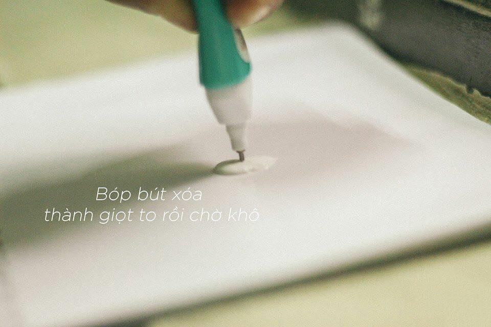 Bóp bút xoá thành vũng to rồi chờ khô