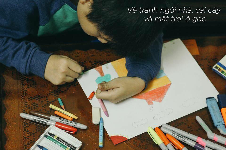 Vẽ tranh ngôi nhà, cái cây, mặt trời ở góc