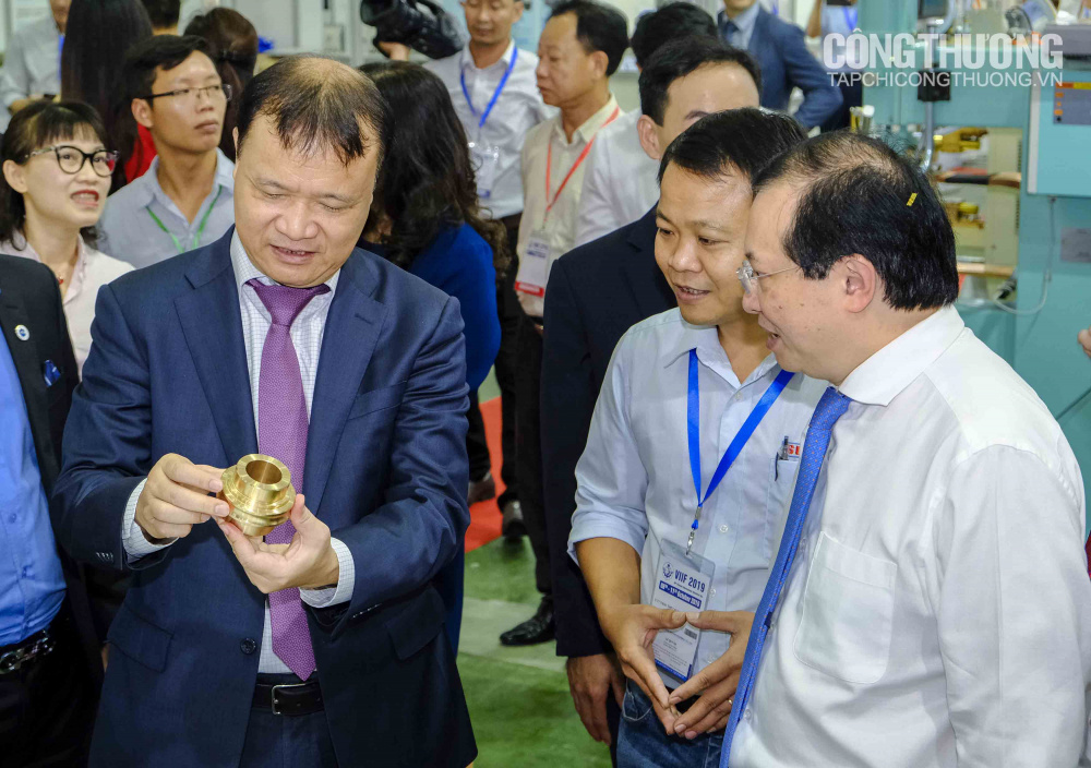 Nhà cái cá cược cá độ uy tín Nổ hũ, Bắn Cá và Game Bài Cwin.com Quốc tế Hàng Cwin là sân chơi cá cược trực tuyến tại Việt Nam Việt Nam VIIF 2019