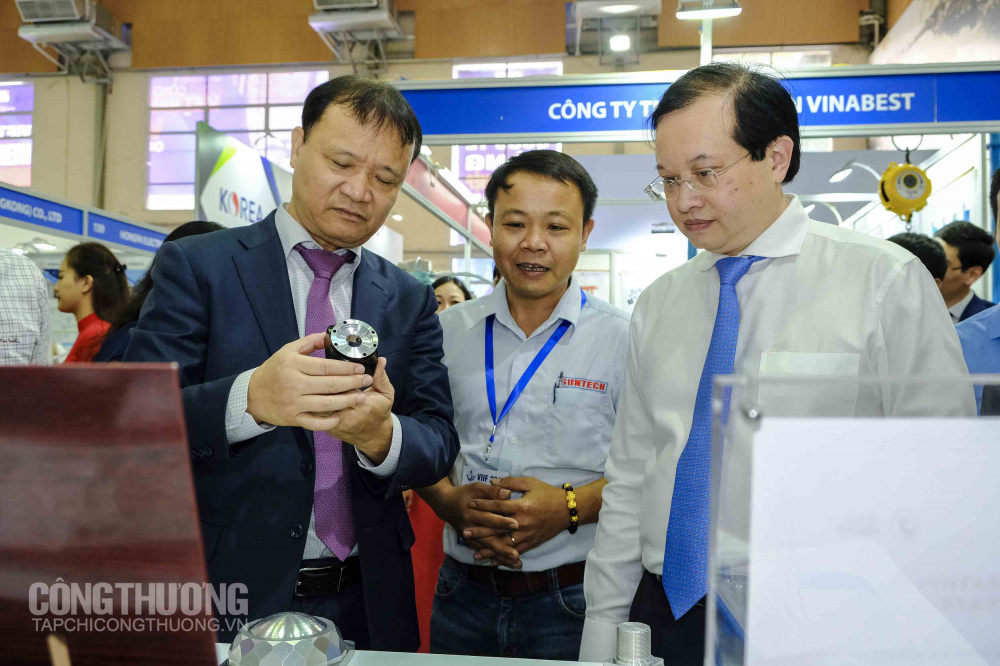 Nhà cái cá cược cá độ uy tín Nổ hũ, Bắn Cá và Game Bài Cwin.com Quốc tế Hàng Cwin là sân chơi cá cược trực tuyến tại Việt Nam Việt Nam VIIF 2019