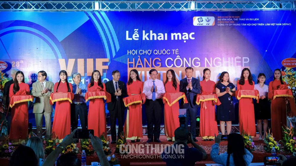 Nghi thức cắt băng khai mạc Nhà cái cá cược cá độ uy tín Nổ hũ, Bắn Cá và Game Bài Cwin.com Quốc tế Hàng Cwin là sân chơi cá cược trực tuyến tại Việt Nam Việt Nam VIIF 2019