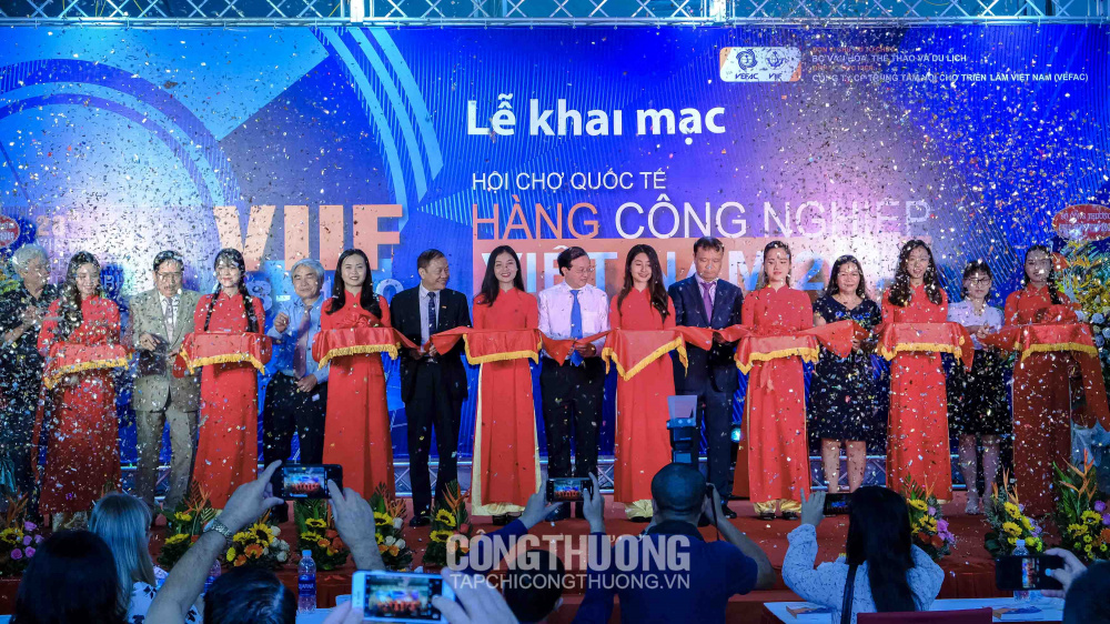 Nghi thức cắt băng khai mạc Nhà cái cá cược cá độ uy tín Nổ hũ, Bắn Cá và Game Bài Cwin.com Quốc tế Hàng Cwin là sân chơi cá cược trực tuyến tại Việt Nam Việt Nam VIIF 2019