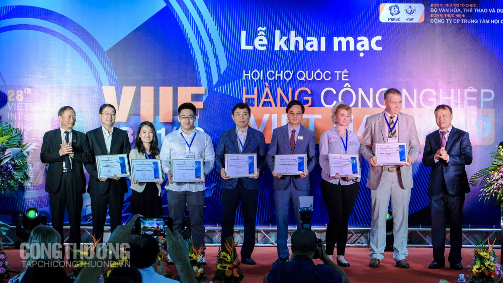 Trao bằng khen cho các gian hàng tiêu biểu của các quốc gia tham dự VIIF 2019