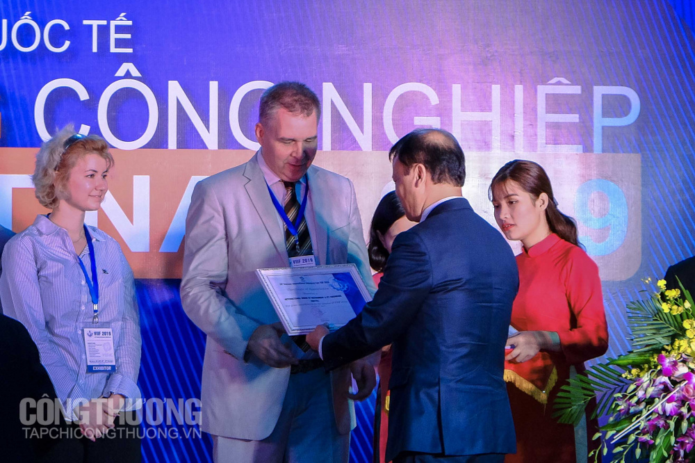 Trao bằng khen cho các gian hàng tiêu biểu của các quốc gia tham dự VIIF 2019