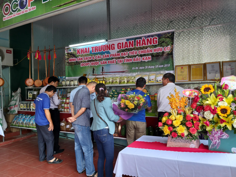 Đông đảo người dân và du khách tham quan gian, mua sắm tại gian hàng