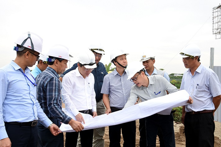 Ông Nguyễn Danh Duyên - Tổng Giám đốc và ông Nguyễn Anh Dũng - Phó Tổng Giám đốc EVNHANOI kiểm tra công tác thi công tại công trường