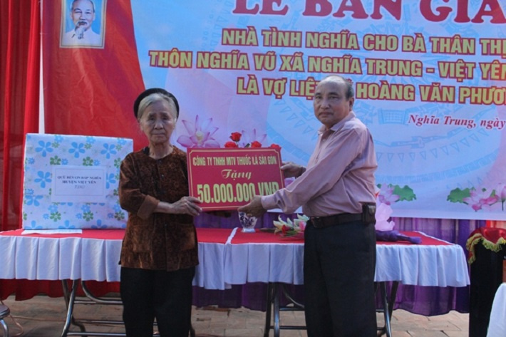 Thuốc lá Sài Gòn trao quà