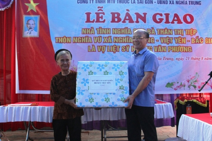 Lãnh đạo thôn tặng quà