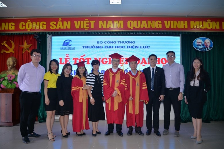 Đại diện các đối tác chụp ảnh lưu niệm với các thầy cô trong trường