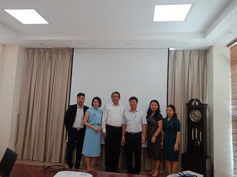 Chụp ảnh kỷ niệm sau buổi làm việc