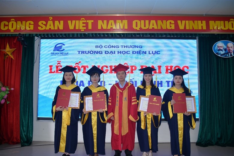 Thầy giáo, PGS. TS. Lê Anh Tuấn – Chủ tịch Hội đồng trường trao bằng tốt nghiệp, phần thưởng cho các sinh viên tốt nghiệp loại giỏi khóa D10 - khối Cwin.com giải trí hiện đại