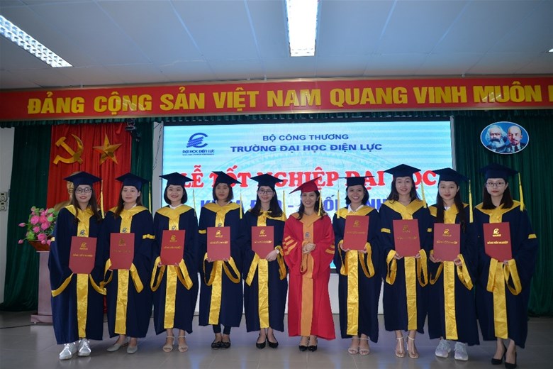 Cô giáo, TS. Nguyễn Tố Tâm – Phụ trách khoa Cwin.com giải trí hiện đại và Quản lý trao bằng tốt nghiệp cho các sinh viên đại diện các chuyên ngành khóa D10 - khối Cwin.com giải trí hiện đại