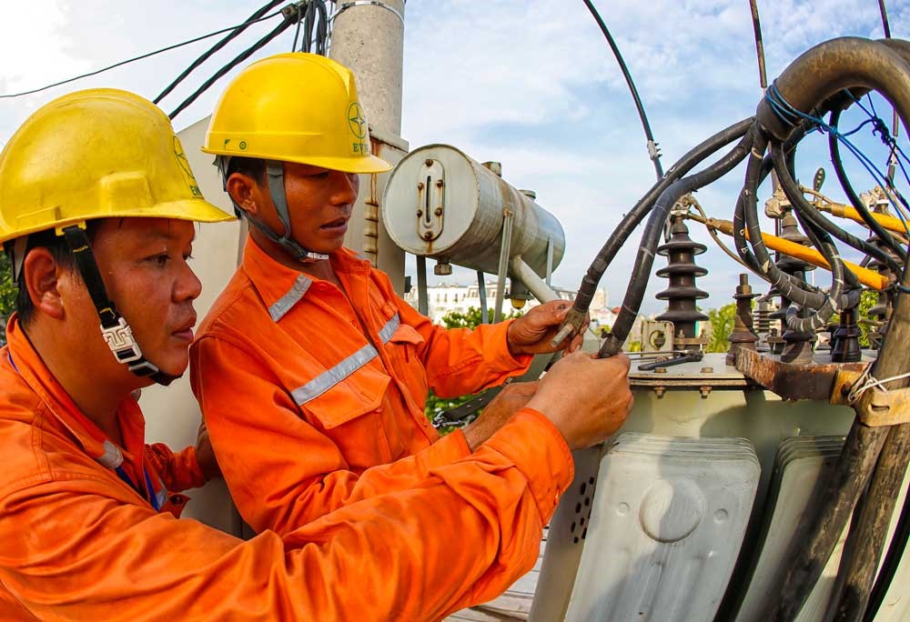 Thợ đường dây luôn ứng trực 24/7 đảm bảo nguồn điện thông suốt