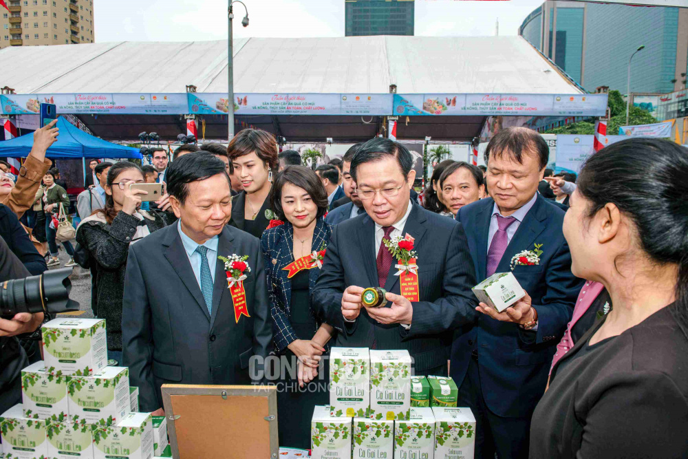 Đại biểu thăm quan các gian hàng trưng bày sản phẩm đặc sản của tỉnh Hòa Bình
