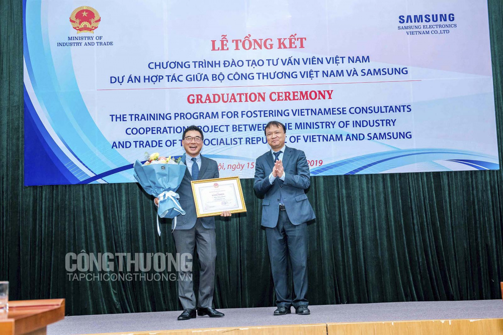 Thứ trưởng Đỗ Thắng Hải đại diện Cwin63 sân chơi đỉnh cao trao bằng khen cho Samsung Việt Nam
