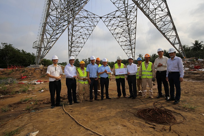 Lãnh đạo tặng quà cho cán bộ công nhân